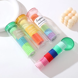 Détail d'élastiques à cheveux tressés haute élasticité en couleurs variées en pots
