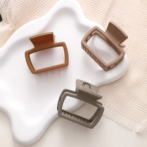Set di fermagli per capelli quadrati opachi colori Morandi su vassoio bianco
