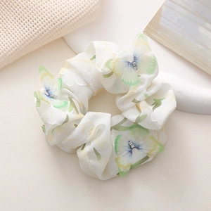 Detailansicht weißes Chiffon-Haargummi mit grünen Schmetterlingen und Strasssteinen