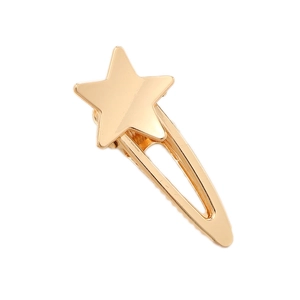 Barrette dorée en forme d'étoile avec une finition métallique lisse sur fond blanc
