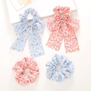 Chouchous à fleurs avec longs rubans en bleu et rose pastel pour femmes