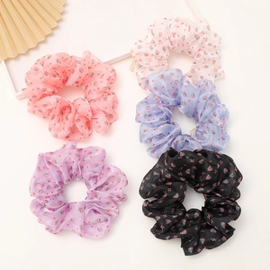 Chouchou en Organza Imprimé Fraise Style Forêt Doux Élastique Grand Bandeau Porte Queue de Cheval Accessoire de Mode pour Femmes