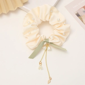 Elegante elastico scrunchie in raso con perle, fiocco verde e ciondolo a forma di mughetto