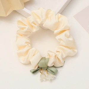 Elegante elastico in raso beige con fiocco verde e ciondolo floreale a mughetto per capelli