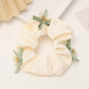 Elegante elastico in raso bianco con fiocchi verdi e ciondoli a forma di mughetto