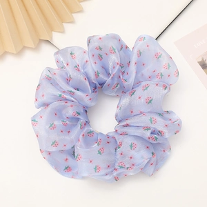 Chouchou en organza violet clair avec imprimé fraise et motifs floraux mignons