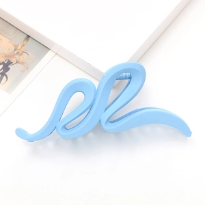 Grande pince à cheveux bleue mate avec design ondulé moderne et finition sablée
