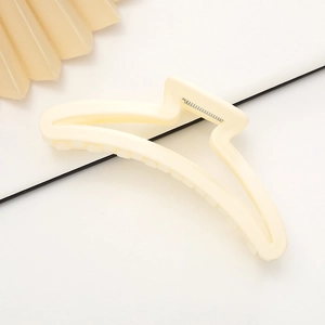 Minimalistische cremefarbene Haarspange in Matten-Optik mit silberner Feder auf Fächer