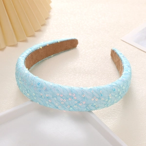 Détail du serre-tête rembourré bleu clair avec effet pailleté sirène étincelant