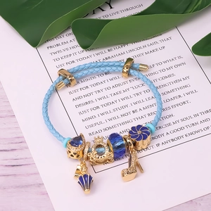 Bracelet en cuir tressé bleu avec pendentifs dorés en forme de talon et parapluie