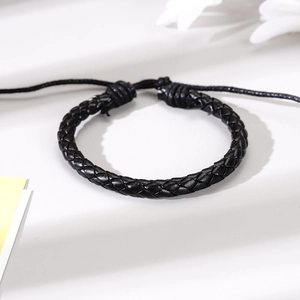 Pulsera de cuero negro trenzado a mano para hombre con cordón ajustable en fondo blanco