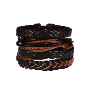 Détail d'un bracelet multicouche en cuir tressé à la main tons café foncé et marron