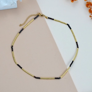 Detail van de gouden karabijnsluiting en verstelbare ketting op de kralenketting