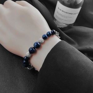 Bracelet en perles d'œil de tigre bleu avec accents en cristal pavé sur poignet masculin