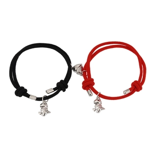 Bracelets magnétiques pour couples avec pendentifs dinosaures argentés et fermoir cœur aimanté