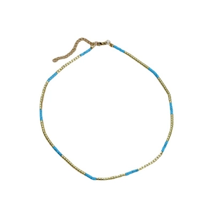 Bohemian halsketting met gouden kralen en turquoise buisjes met karabijnsluiting