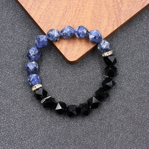 Bracelet en pierres de tigre bleues facettées et cristaux noirs avec détails argentés