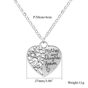 Détail du collier cœur en argent avec gravure Mère et Fille et les dimensions