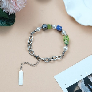 Detail van kralenketting met parels, blauwe stenen en zilveren verstelbare verlengketting