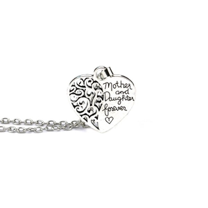 Pendentif cœur argenté avec gravure Mother and Daughter Forever et texture de vigne