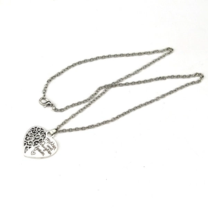 Collier avec pendentif cœur en argent gravé Mother and Daughter Forever sur fond blanc
