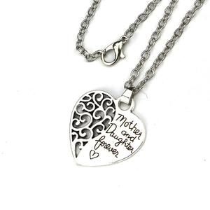 Collier pendentif cœur argenté avec gravure Mother and Daughter et motif ajouré chic
