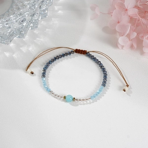 Détail d'un bracelet tissé ajustable avec pierres naturelles bleues et perles de verre