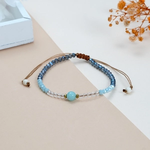 Bracelet tressé à la main avec pierres facettées bleues et cordon de cire réglable
