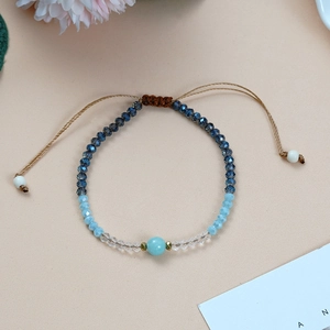 Bracelet artisanal avec pierres naturelles bleues et cordon en cire marron réglable