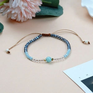 Bracelet perles ajustable fait main avec verre bleu facetté et pierre naturelle