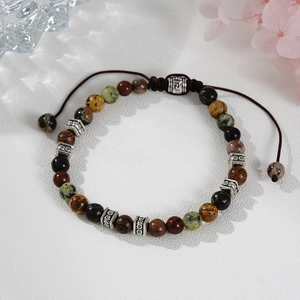 Vue détaillée du bracelet tissé en turquoise et œil de tigre avec cordon ajustable
