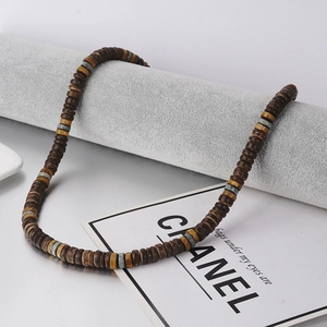 Detail van Boheemse kralenketting met bruine, kaki en grijze kokosnoot houten kralen