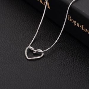 Collier avec pendentif cœur argenté au design évidé et chaîne serpent élégante pour femme