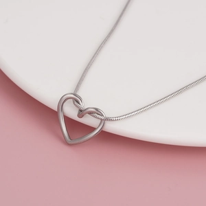Collier minimaliste avec pendentif cœur ajouré et chaîne serpent fine pour femme