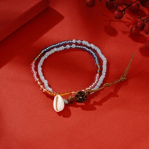 Böhmisches mehrlagiges buntes Glasperlenarmband mit Muschelanhänger auf Rot