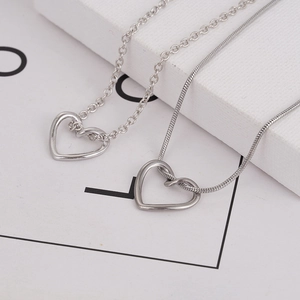 Collier Pendentif Cœur Évidé en Acier Titane Pour Femmes Chaîne Serpent en Alliage Chaîne Rolo Minimaliste Bijoux Argent