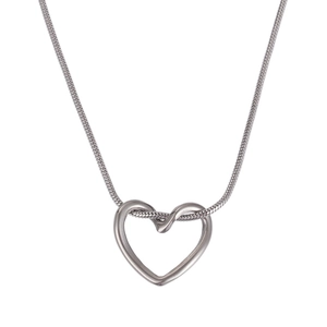 Collier cœur creux minimaliste avec une chaîne serpent argentée élégante pour femme