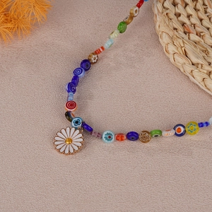 Bunte Perlenhalskette mit Gänseblümchen-Anhänger und Glasperlen im Boho-Stil