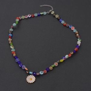 Bunte Millefiori Glasperlenhalskette mit einem weißen Gänseblümchen-Blumenanhänger