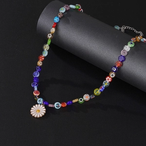 Bunte Glasperlenkette mit weißem Gänseblümchen-Anhänger und verstellbarer Metallkette für Damen