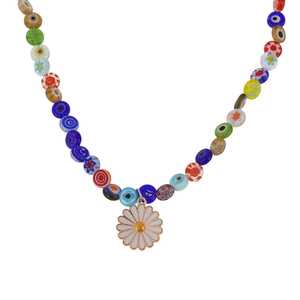 Bunte Perlenkette mit Gänseblümchen-Anhänger und blauen Evil-Eye-Elementen auf Weiß