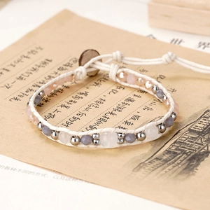 Handgefertigtes Boho-Armband mit rosa Steinen, grauen Perlen und einem Holzknopfverschluss