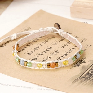 Handgewebtes Boho-Armband mit bunten Kristallperlen und natürlichen Steinakzenten
