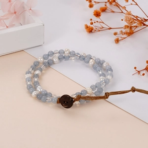 Böhmisches Doppelarmband mit blauen Natursteinen, Perlen und braunem Kordelverschluss