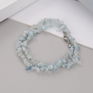 Collar de doble capa con piedras irregulares azules y amarillas y cierre plateado