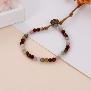 Bohemian-Armband aus Natursteinen mit bunten Perlen und brauner Kordel gewebt