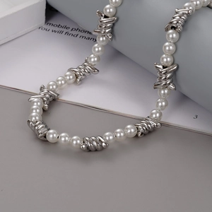 Collar de perlas punk gótico con elementos de alambre de espino plateado estilo hip-hop
