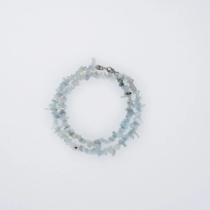 Detalle de fragmentos de piedras naturales irregulares azul claro en un collar de tres capas