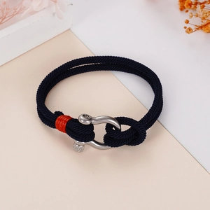 Blaues geflochtenes Armband mit silbernem Hufeisenverschluss und orangem Detail
