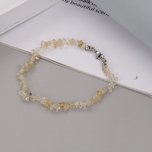 Detalle de pulsera de grava de cuarzo amarillo irregular con cierre de langosta plateado